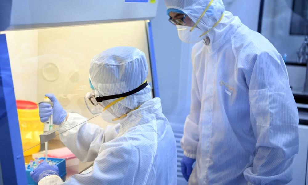 Ο κυβερνήτης της Νέας Υόρκης δεν εμπιστεύεται τα εμβόλια της κυβέρνησης Τραμπ